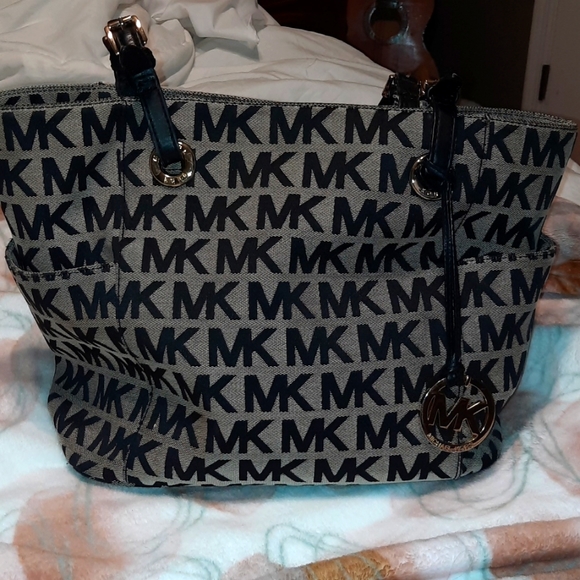Michael Kors Jet Set Shoulder Bag - Picture 1 of 4